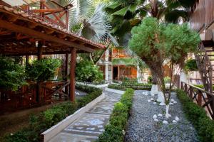 HOTEL BAHÍA PINORROA外面的花园