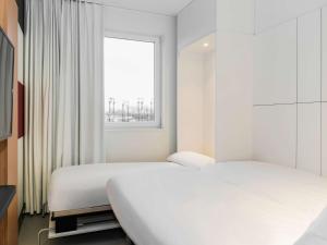 Postel nebo postele na pokoji v ubytování ibis budget Brugge Jabbeke
