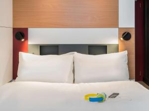 Postel nebo postele na pokoji v ubytování ibis budget Brugge Jabbeke