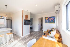 sala de estar con sofá y mesa en Twizel Cottages, en Twizel