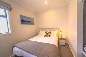 A bed or beds in a room at Twizel Cottages