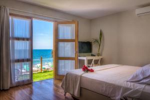 曼科拉的住宿－Sunset Mancora，一间卧室配有一张床,享有海景