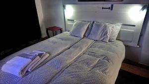 Posteľ alebo postele v izbe v ubytovaní The Violet House muy cerca del Aeropuerto Tenerife Norte