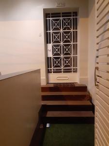una puerta en una habitación con escaleras que conducen a una puerta en BARRANQUITO SUITE, en Lima