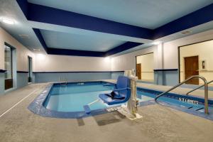 Holiday Inn Express & Suites Laurel, an IHG Hotel 내부 또는 인근 수영장