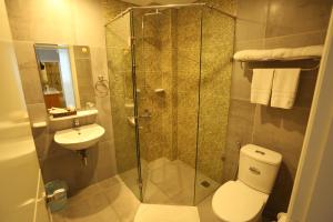 Phòng tắm tại KaKa Hotel Han River