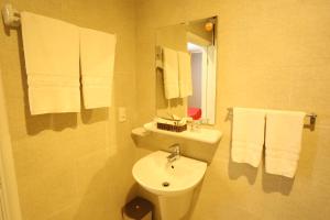 Phòng tắm tại KaKa Hotel Han River