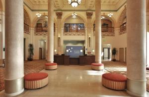 a large lobby with columns and a court courtroom at Holiday Inn Express Baltimore-Downtown, an IHG Hotel in Baltimore