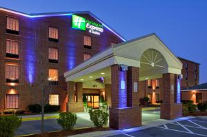 a hotel with a sign on the front of it at Holiday Inn Express I-95 Capitol Beltway - Largo, an IHG Hotel in Largo