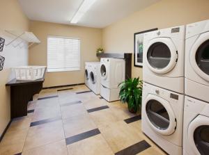 una lavandería con lavadoras y secadoras. en Candlewood Suites Oklahoma City - Bricktown, an IHG Hotel en Oklahoma City