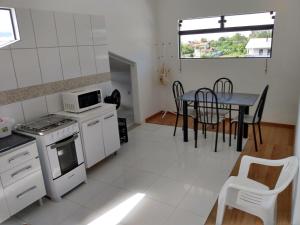 Virtuve vai virtuves zona naktsmītnē Apartamento Ilhas Moleques do Sul