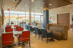 Restavracija oz. druge možnosti za prehrano v nastanitvi Holiday Inn Express & Suites Boise Airport, an IHG Hotel