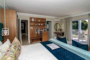 um quarto com uma cama grande e uma varanda em Sandals Guest House em Durban