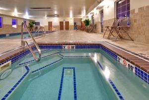 スーフォールズにあるStaybridge Suites Sioux Falls at Empire Mall, an IHG Hotelのスイミングプール付きの建物内のプール