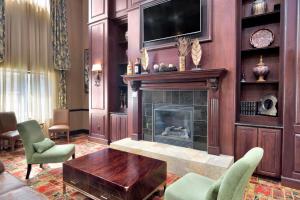 Imagen de la galería de Holiday Inn Express Hotel & Suites DFW West - Hurst, an IHG Hotel, en Hurst