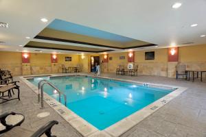 赫斯特的住宿－DFW西赫斯特快捷假日&套房酒店，在酒店房间的一个大型游泳池