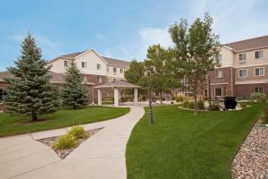 una pasarela frente a un edificio en Staybridge Suites Sioux Falls at Empire Mall, an IHG Hotel, en Sioux Falls