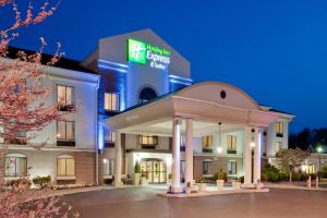 イーストンにあるHoliday Inn Express Hotel & Suites Easton by IHGの夜のホテル表面