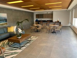 a living room with a couch and a table at Terrazas de Cochoa in Viña del Mar