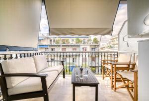 - un salon avec un canapé et une table dans l'établissement Bright Spacious Luxury Apartment in Prime Central Athens, à Athènes