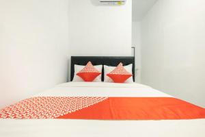 Tempat tidur dalam kamar di OYO 2394 Hotel Brosta