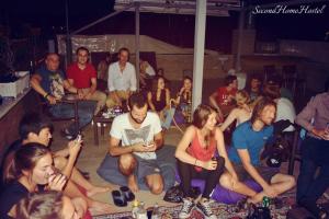 Un groupe de personnes assises dans une foule dans l'établissement Second Home Hostel, à Istanbul