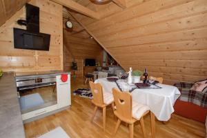 Kuchyňa alebo kuchynka v ubytovaní Apartamenty na Galicówce + 37 fotografií