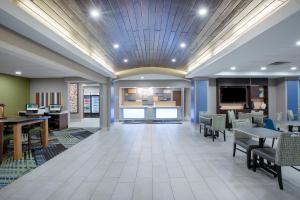 Телевизия и/или развлекателен център в Holiday Inn Express Hotel & Suites Columbus, an IHG Hotel