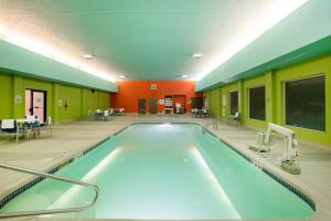 בריכת השחייה שנמצאת ב-Holiday Inn Express Hotel & Suites Columbus, an IHG Hotel או באזור