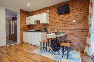 Kuchyňa alebo kuchynka v ubytovaní Apartamenty na Galicówce