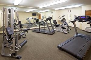 een fitnessruimte met diverse loopbanden en hometrainers bij Candlewood Suites Corpus Christi-SPID, an IHG Hotel in Corpus Christi