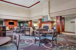 - un hall d'accueil avec des chaises et une table dans l'établissement Staybridge Suites Chattanooga Downtown - Convention Center, an IHG Hotel, à Chattanooga
