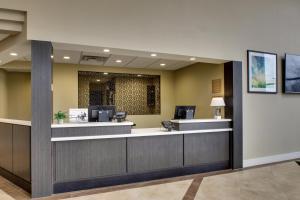 Candlewood Suites - Wichita East, an IHG Hotel في ويتشيتا: منطقة انتظار مستشفى مع مكتب استقبال