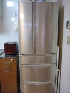 einem großen Kühlschrank aus Edelstahl in einer Küche in der Unterkunft Kyo-no-sato 京の里 in Kyoto