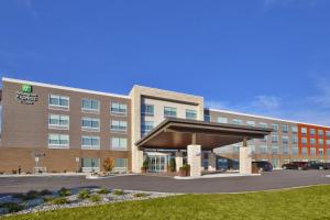 een afbeelding van een hotelgebouw met een parkeerplaats bij Holiday Inn Express & Suites Grand Rapids Airport North, an IHG Hotel in Grand Rapids