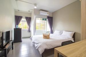 מיטה או מיטות בחדר ב-Thipwichai Apartment