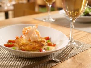 un plato de comida con camarones y verduras en una mesa en Crowne Plaza Charleston, an IHG Hotel en Charleston