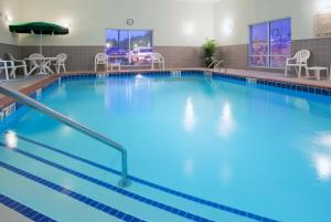 uma piscina com água azul num quarto de hotel em Holiday Inn Express Mineral Wells, an IHG Hotel em Parkersburg