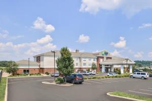 un estacionamiento frente a un hotel en Holiday Inn Express Mineral Wells, an IHG Hotel, en Parkersburg