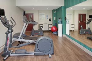 Fitness centrum a/nebo fitness zařízení v ubytování Holiday Inn Express Haskell-Wayne Area by IHG