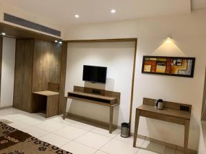 Televízia a/alebo spoločenská miestnosť v ubytovaní Hotel Regency + 19 fotografií