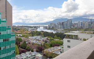 - une vue sur la ville depuis un bâtiment dans l'établissement Holiday Inn Vancouver-Centre Broadway, an IHG Hotel, à Vancouver