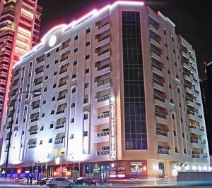 朱菲尔拉米皇宫酒店的一座大型建筑,在晚上停在前面