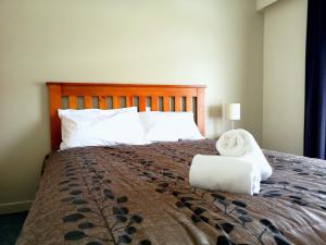 Łóżko lub łóżka w pokoju w obiekcie 45 on Avenal Motel