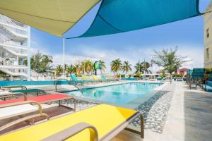 Kolam renang di atau dekat dengan Holiday Inn Express & Suites Nassau, an IHG Hotel