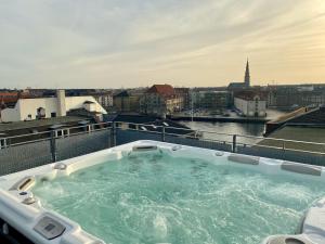 un bain à remous sur le toit d'un bâtiment dans l'établissement Dinesen Collection Luxury Condos, à Copenhague