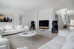 A seating area at Dinesen Collection Luxury Condos by Royal Danish Theatre