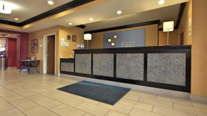 Lobbyen eller receptionen på Holiday Inn Express Hotel & Suites Defiance, an IHG Hotel