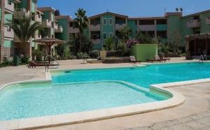 圣玛丽亚More then a beautiful apart The real Morabeza Capeverdean hospitality的公寓大楼前的游泳池
