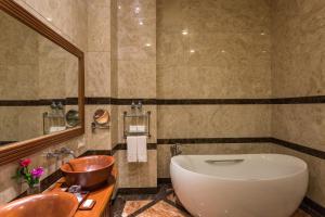 A bathroom at Sokha Phnom Penh Hotel